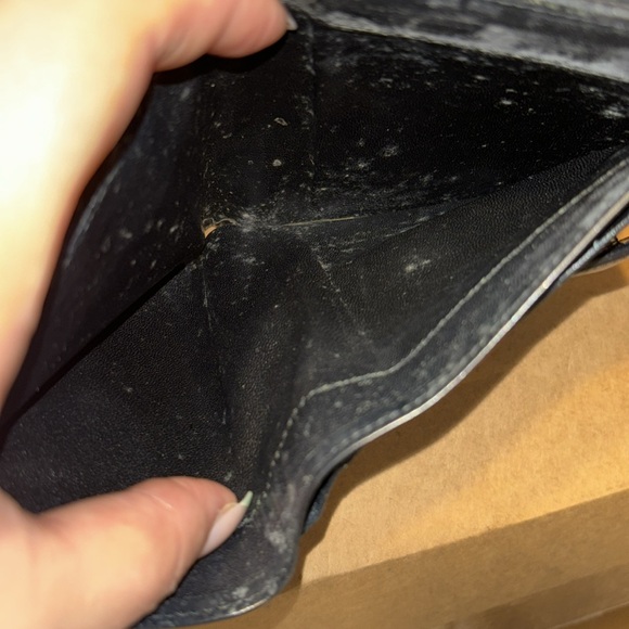 AUTHENTIC GUCCI MEN’S BI-FOLD WALLET - Picture 7 of 9